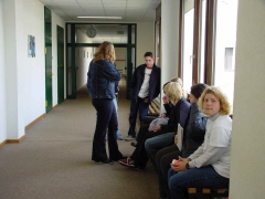 WG-Schüler vor dem DV-Raum