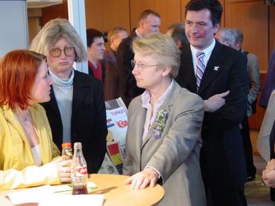 Kultusministerin Schavan mit einer Schülerin der WS
